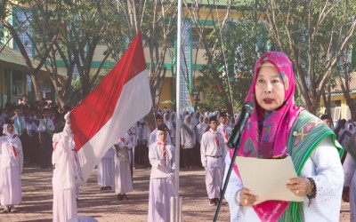 Kepala MTs Negeri Kota Kupang Ajak Peserta Didik Lakukan yang Terbaik di HUT ke-80 RI